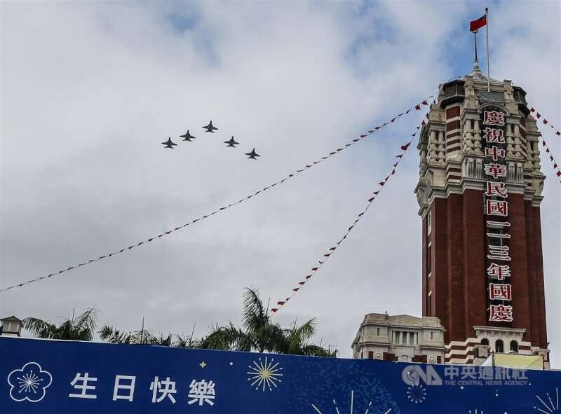 勇鷹機隊衝場為典禮揭開序幕。中央社記者鄭清元攝 113年10月10日