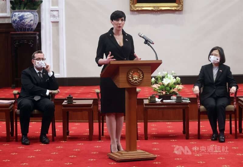 圖為2023年時任總統蔡英文(右)接見捷克眾議院議長艾達莫娃(中)等一行,艾達莫娃發表致詞。(中央社檔案照片)