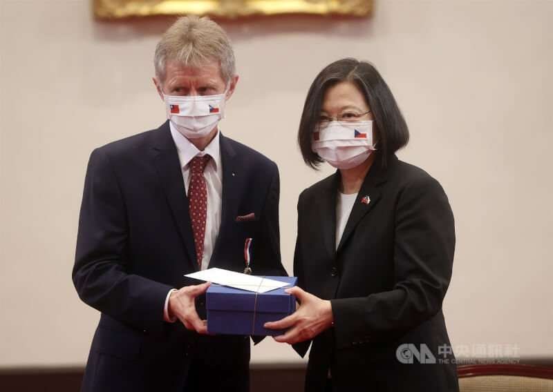 圖為2020年捷克參議院議長維特齊(左)訪台,並轉達轉達捷克故參議長柯佳洛柯佳洛遺孀的感謝信函。(中央社檔案照片)
