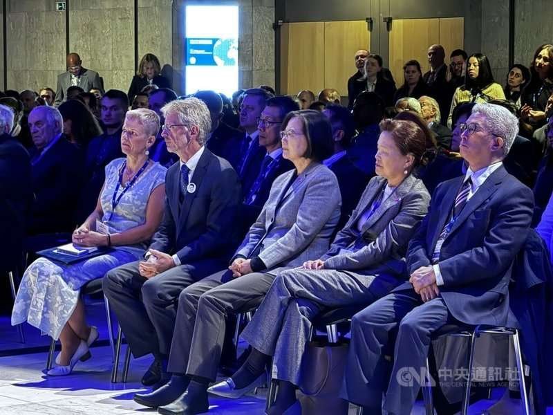 前總統蔡英文(左3)與捷克參議院議長維特齊(左2)比鄰而坐,13日晚間出席第28屆公元兩千論壇開幕晚會。中央社記者劉郁葶布拉格攝 113年10月14日