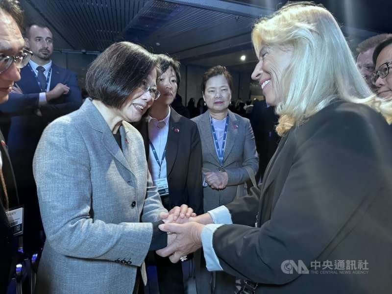 10月13日晚間捷克「公元兩千論壇」頒獎典禮結束,有與會者上前向前總統蔡英文握手致意。中央社記者劉郁葶布拉格攝 113年10月14日