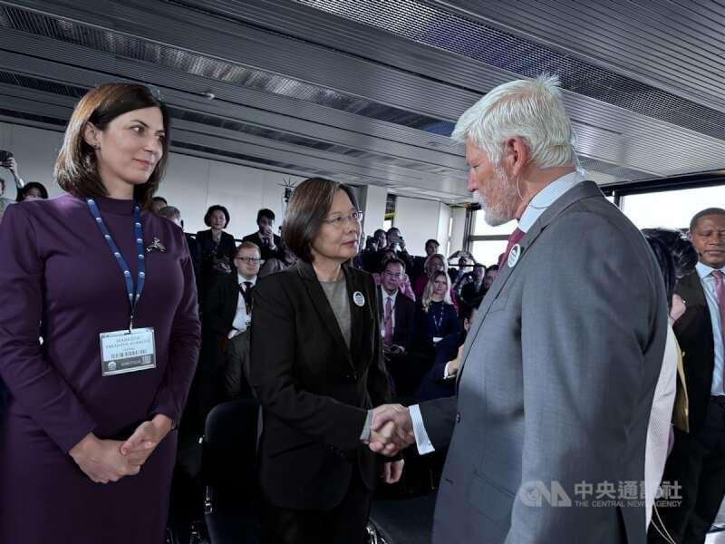 前總統蔡英文與捷克總統帕維爾(右)握手致意。左邊為眾議長艾達莫娃。中央社記者劉郁葶布拉格攝 113年10月14日