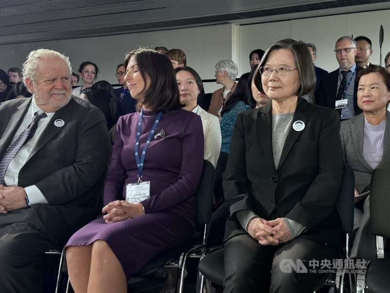 前總統蔡英文(前右1)與捷克眾議長艾達莫娃(前左2)比鄰而坐。中央社記者劉郁葶布拉格攝 113年10月14日
