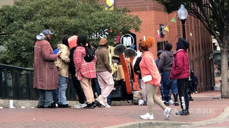馬里蘭州巴爾的摩市列星頓商場附近街頭,貧窮問題嚴重,成為毒品氾濫的地方,民眾對政治或選舉都不感興趣。中央社記者石秀娟巴爾的摩攝 113年10月17日