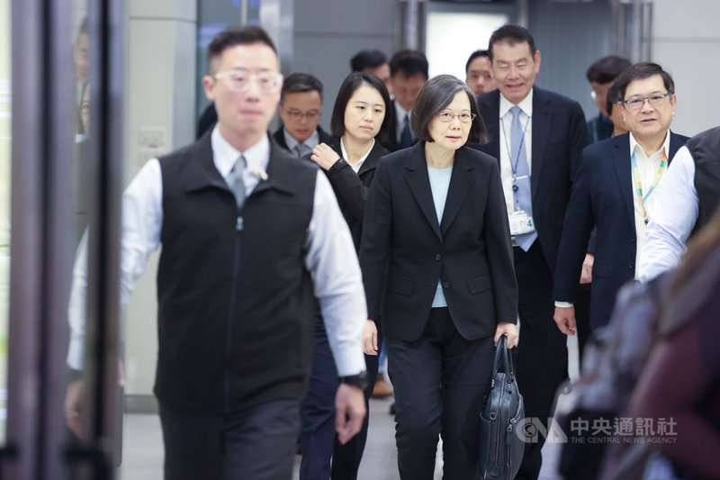 前總統蔡英文結束歐洲行20日清晨回到台灣,蔡英文搭乘的中華航空公司CI74班機,上午5時49分抵達桃園國際機場,蔡英文在桃機未發表談話與受訪。中央社記者吳睿騏桃園機場攝 113年10月20日