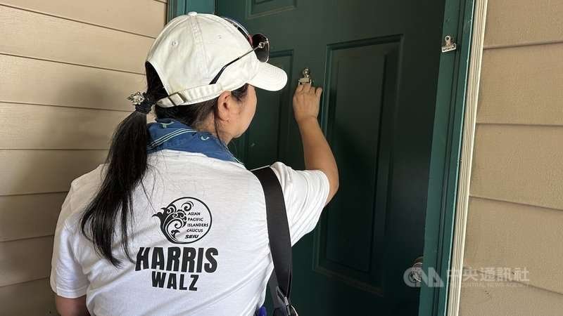 美國民主黨總統候選人賀錦麗助選員在內華達州挨家挨戶敲門拜票。中央社記者張欣瑜卡森城攝 113年10月20日