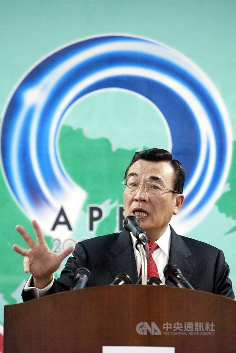 總統府21日宣布由總統府資政林信義,代表出席2024年亞太經濟合作經濟領袖會議。圖為林信義2005年率團參加在韓國釜山舉行的APEC經濟領袖會議。(中央社檔案照片)