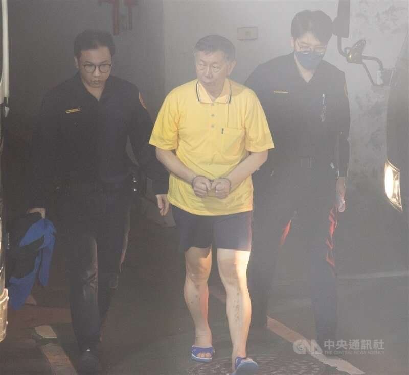 台北地檢署偵辦京華城案,16日上午提訊在押的前台北市長柯文哲(中)。中央社記者謝佳璋攝 113年10月16日