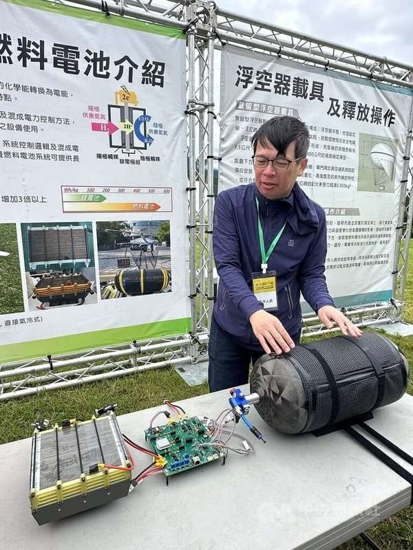 數發部24日在台東展示首顆國產國造的繫留型高空氣球,不過現場因風太大無法升空,氣球採用氫燃料電池作為主要能源來源。圖為工研院研發的燃料電池跟氣態氫氣(圓筒)。中央社記者蘇思云攝 113年10月24日