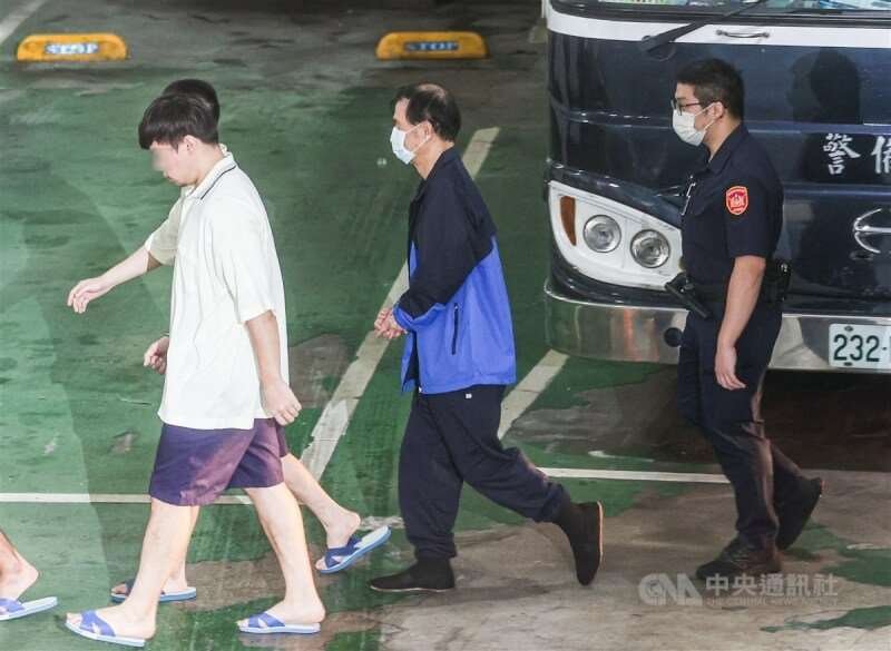 台北地檢署偵辦京華城案,23日上午再度提訊在押的前台北市副市長彭振聲(中)說明。中央社記者鄭清元攝 113年10月23日