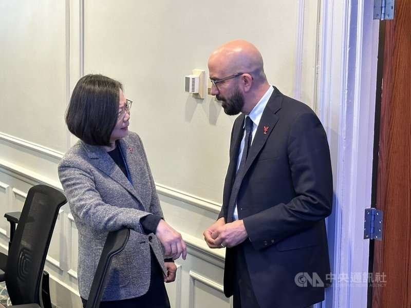 前總統蔡英文在「哈利法克斯國際安全論壇」與美參議員舉行雙邊會晤,論壇主席范普拉(Peter Van Praagh)前來致意。中央社記者廖漢原哈利法克斯攝 113年11月23日