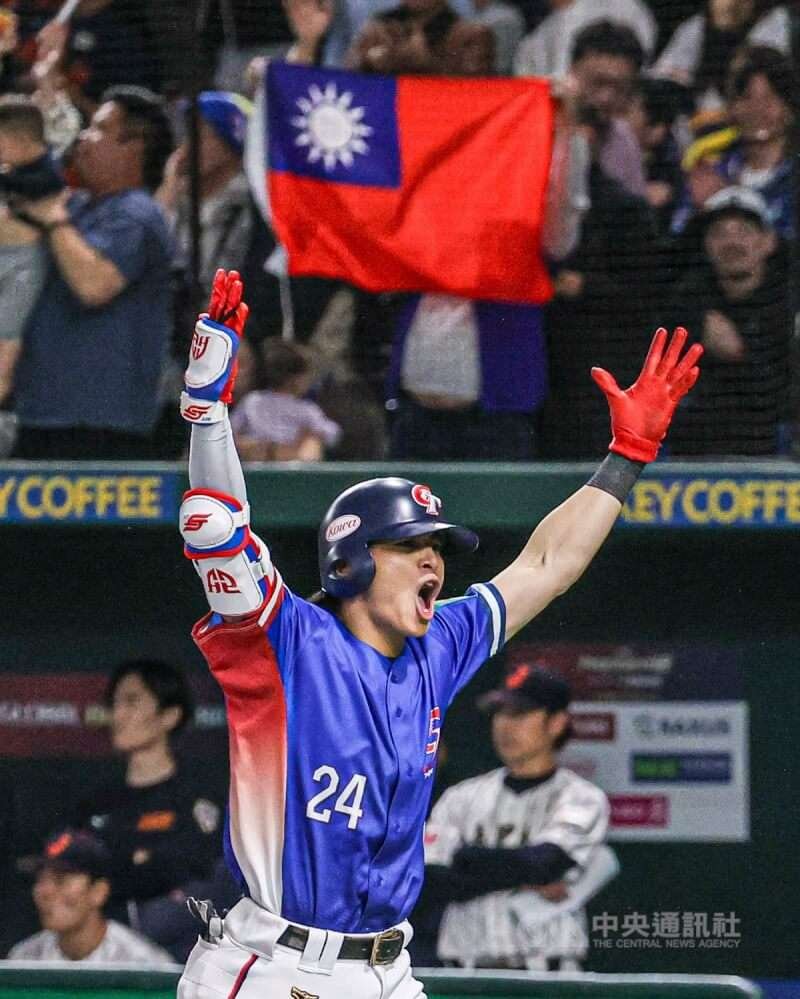 台灣隊長陳傑憲(前)5局上轟出3分砲,擴大球隊領先,陳傑憲興奮吶喊,場邊球迷也開心展開中華民國國旗。 中央社記者鄭清元攝 113年11月24日