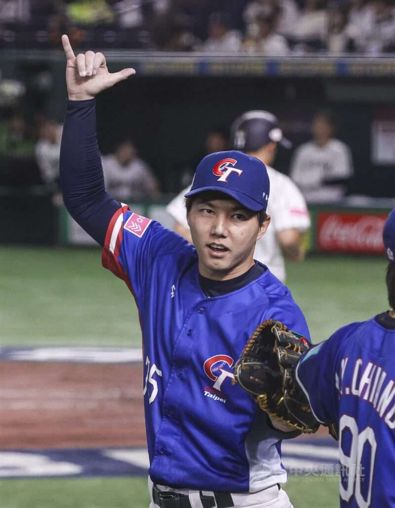 郭俊麟4局下登板中繼,投完1局後他向眾人比出「骰到6」招牌手勢。中央社記者鄭清元攝 113年11月23日