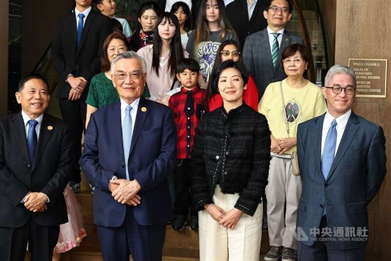 APEC台灣領袖代表、總統府資政林信義(前左2)赴秘魯利馬參加APEC經濟領袖會議,林信義與女兒林玟萱(前右2)在當地時間13日中午抵達下榻酒店。中央社記者翁睿坤利馬攝 113年11月13日