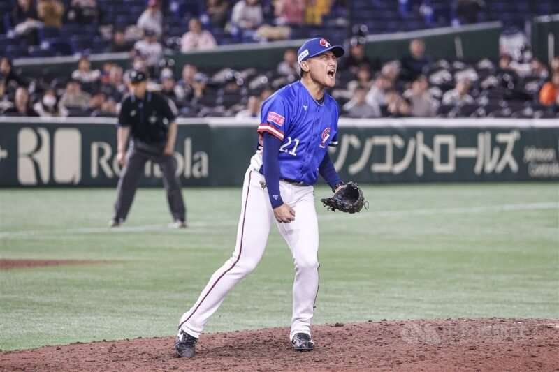 吳俊偉投出再見三振順利關門,吶喊慶祝勝利。中央社記者鄭清元攝 113年11月22日