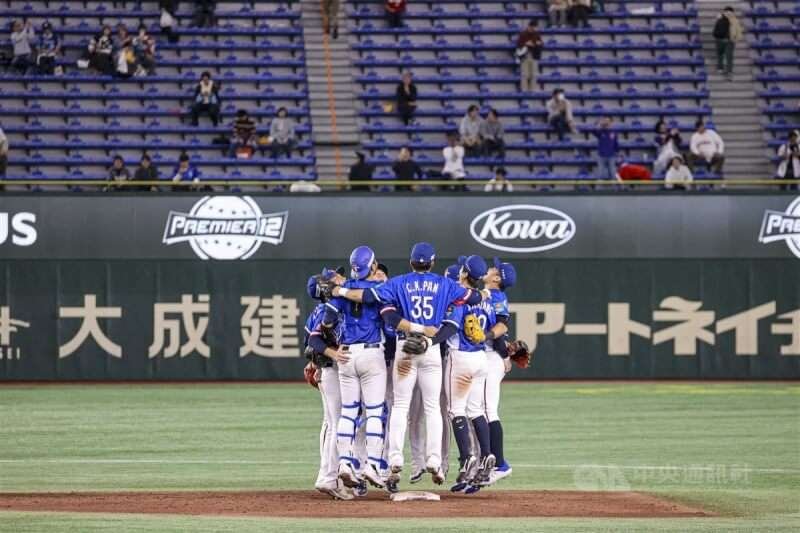 台灣終場以8比2搶下複賽首勝,且是成棒層級睽違21年擊退美國,球員賽後在場中慶祝勝利。中央社記者鄭清元攝 113年11月22日
