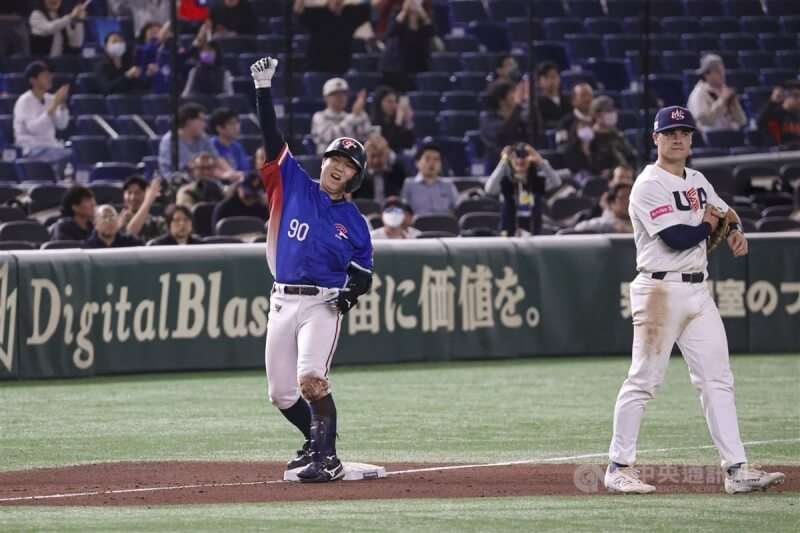 江坤宇(左)7局上敲出中外野深遠三壘安打,一棒清壘帶有3分打點,成功上壘後他振臂歡呼。中央社記者鄭清元攝 113年11月22日