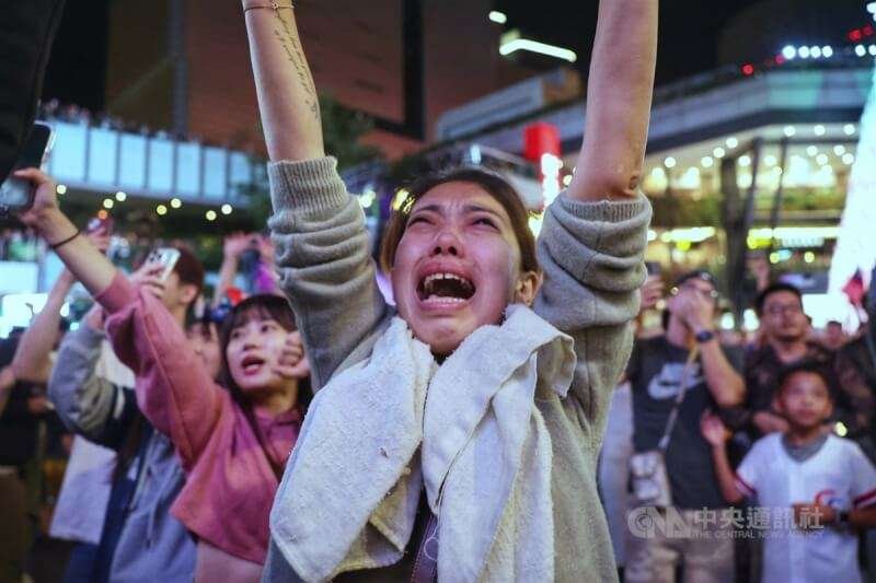 台灣隊奪下隊史首冠,台北市信義商圈透過戶外電視牆觀戰的民眾,在台灣隊獲勝瞬間難掩激動情緒,舉起雙手吶喊。中央社記者王飛華攝 113日11月24日