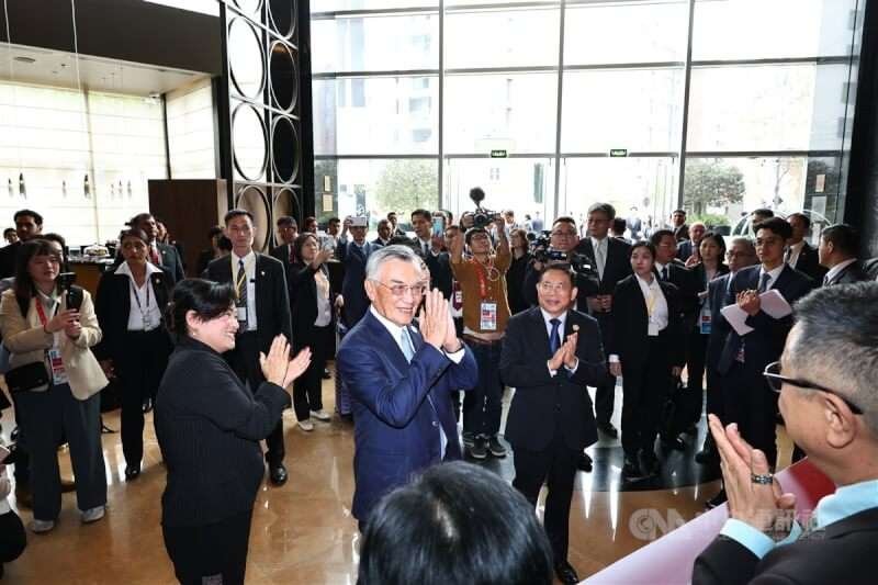 APEC台灣領袖代表、總統府資政林信義(前藍西裝者)赴秘魯利馬參加APEC經濟領袖會議,林信義在當地時間13日中午抵達下榻酒店,雙手合十與僑胞致意。中央社記者翁睿坤利馬攝 113年11月13日
