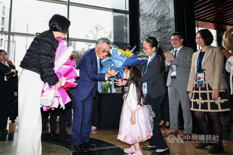 APEC台灣領袖代表、總統府資政林信義(藍西裝者)赴秘魯利馬參加APEC經濟領袖會議,當地時間13日中午林信義抵達下榻酒店,與獻花小朋友互動。 中央社記者翁睿坤利馬攝 113年11月13日