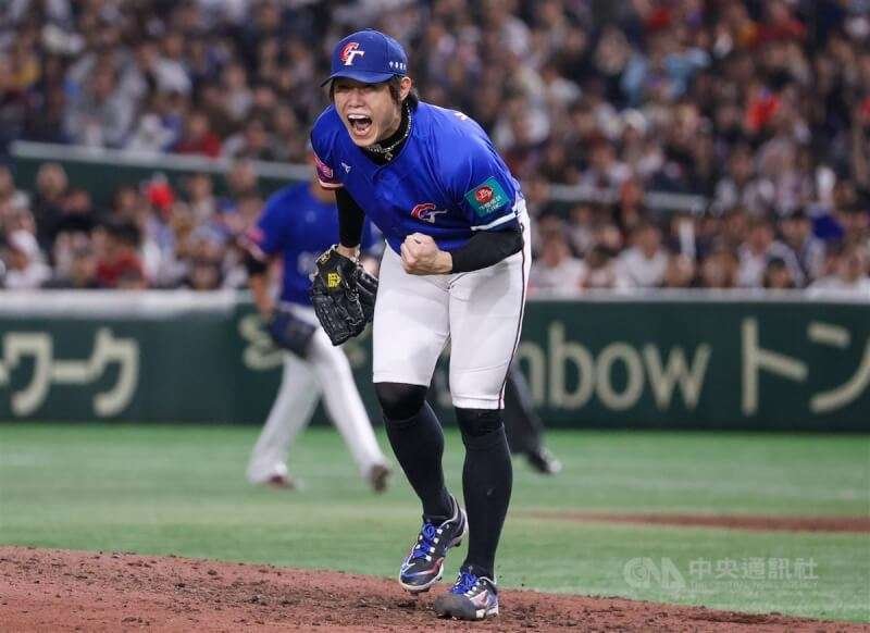 陳冠宇8局下半登板穩守無失分,興奮振臂吶喊。中央社記者鄭清元攝 113年11月24日