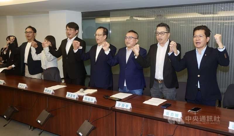 民眾黨18日在台北舉行中央委員會後記者會,中央委員林富男(右4)與緊急應變小組召集人等出席,會中高喊「力挺(黨主席)柯文哲、團結民眾黨」。中央社記者張皓安攝 113年11月18日
