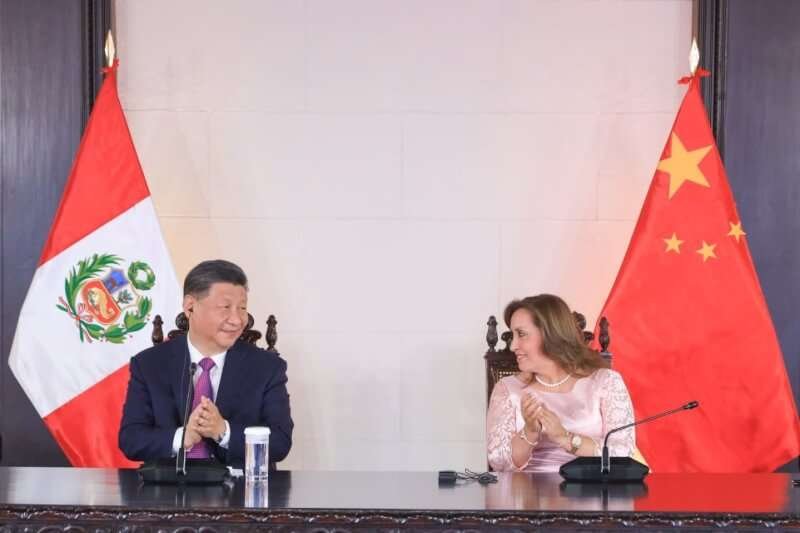 中國國家主席習近平(左)14日與秘魯總統博魯阿爾特(右)以視訊方式出席錢凱港開港儀式。(圖取自facebook.com/PresidenciaPeru)