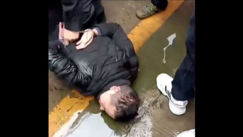 m1119-ql2p5.jpg 肇事司機被學生家長制服。(視頻截圖)