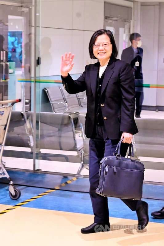 前總統蔡英文(前)以「馬侃公共服務領袖獎」得主身分受邀在「哈利法克斯國際安全論壇」發表演說,結束訪問行程26日清晨返抵國門,蔡英文下機後向現場守候媒體揮手致意,並未發表談話隨即離去。中央社記者吳睿騏桃園機場攝 113年11月26日