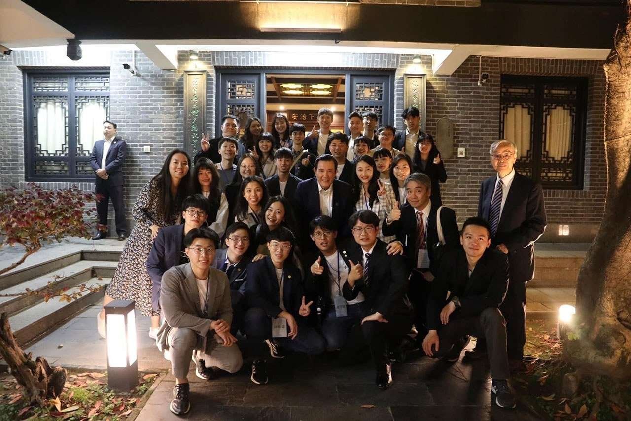 lu1.jpg 圖爲隨同臺灣的前總統馬英九訪中的約三十名“大九學堂”學生在長沙賈誼故居前合照(周永秦提供)