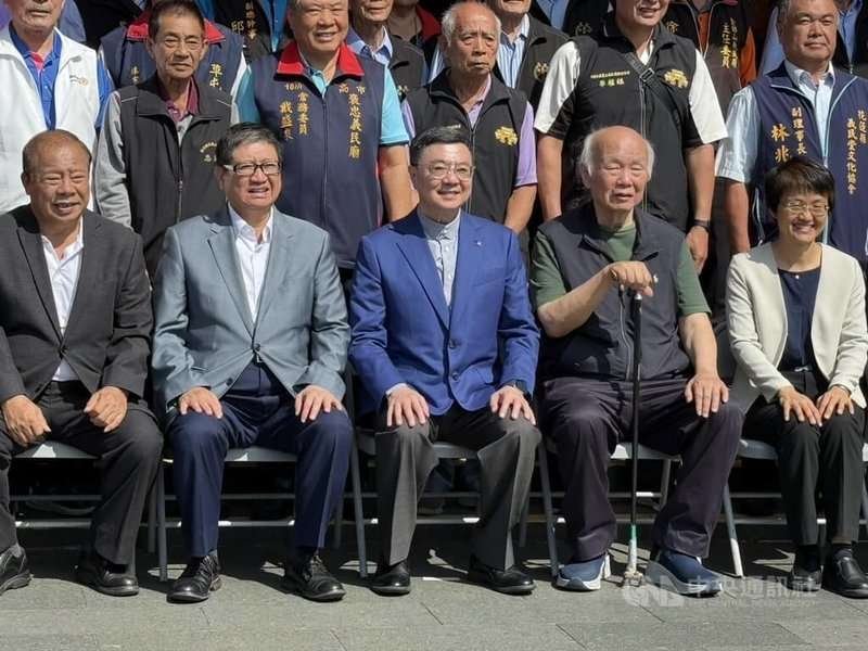 新竹縣新埔褒忠亭義民廟3日舉辦義民廟秋祭大典,行政院長卓榮泰(前左3)、客家委員會主任委員古秀妃(前右1)、新竹縣長楊文科(前左2)、義民廟董事長林光華(前右2)等人合影。中央社記者郭宣彣攝 113年11月3日