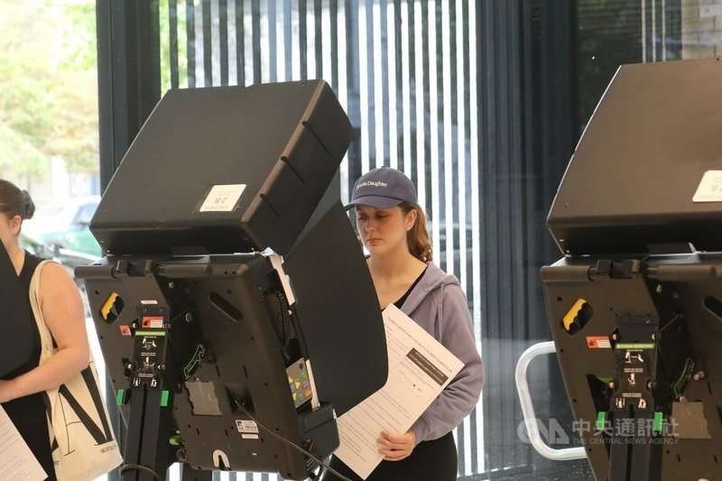 在華府的一間投票所,選民選擇用電子投票的方式,投下神聖一票。中央社記者石秀娟華盛頓攝 113年11月6日