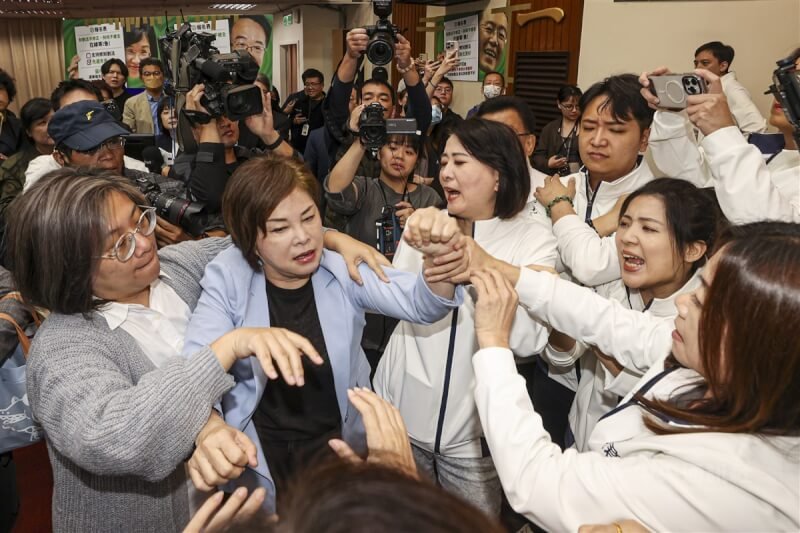 國民黨立委徐巧芯(右2)、王鴻薇(右3)與民進黨立委陳培瑜(左)、賴惠員(左2)等人在主席台前推擠,一度引發肢體衝突。中央社記者鄭清元攝 113年11月6日