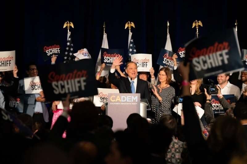美國民主黨謝安達(中)當選加州聯邦參議員。(圖取自facebook.com/AdamSchiffCA)