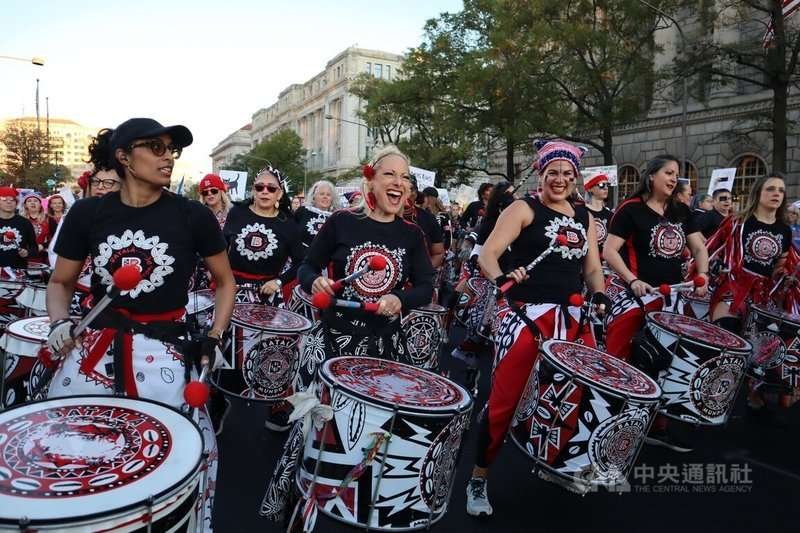 年度女性大遊行除了和過去一樣傳遞反川普及支持女權的訴求,今年更是「挺賀錦麗」大會師。圖為遊行中表演鼓樂的隊伍。中央社記者鍾佑貞華盛頓攝 113年11月3日