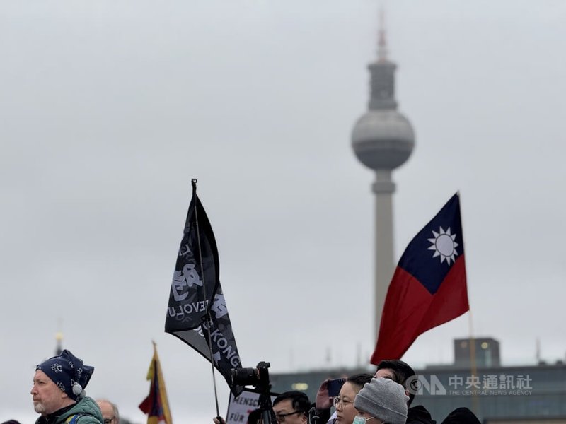 12月10日世界人權日,柏林中國駐德國大使館前,香港時代革命旗幟與中華民國國旗飄揚,要求中國正視自由與人權。中央社記者林尚縈柏林攝 113年12月12日