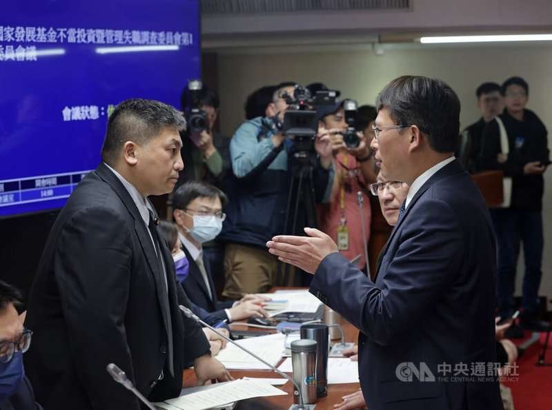立法院國家發展基金不當投資暨管理失職調查委員會2日舉行第1次全體委員會議,因民進黨團擬將成員黨團總召柯建銘改派為新上任的立委王義川,藍綠爭吵不休;召委吳宗憲(前左)裁示,需交由議事處處理。圖為民眾黨團總召黃國昌(前右)與吳宗憲交換意見。中央社記者裴禛攝 113年12月2日