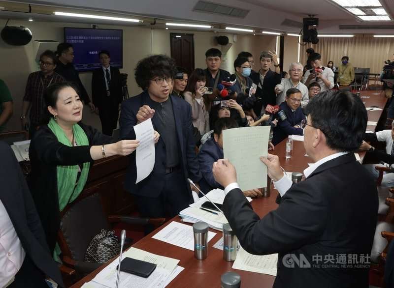 立法院國家發展基金不當投資暨管理失職調查委員會2日舉行第1次全體委員會議,因民進黨團擬將成員黨團總召柯建銘改派為新上任的立委王義川,藍綠爭吵不休;召委吳宗憲裁示,需交由議事處處理。圖為民進黨團幹事長吳思瑤(前左)、立委沈伯洋(前左2)與國民黨團書記長林思銘(前右)在休息時間爭論。中央社記者裴禛攝 113年12月2日