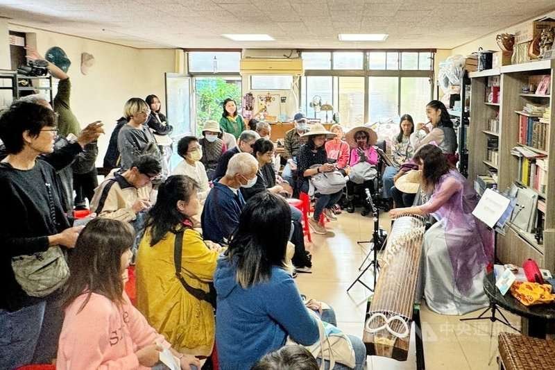 「台灣人民自救運動宣言」發表60週年,魏廷朝人權文教協會1日舉辦「中壢朝聖之路」活動,以徒步方式走訪中壢市區的人權發展與文史地標,路線最後抵達魏廷朝故居,並安排台灣及日本音樂家演奏或演唱台灣歌曲,參與者一同交流欣賞。中央社記者吳睿騏桃園攝 113年12月1日