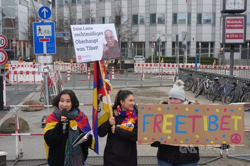德國西藏倡議組織在柏林中國駐德國大使館前抗議,表示西藏(圖博)是一個充滿靈性與壯麗景色的國度,卻成為自由遙不可及之地,認為其語言、文化與身分正受到中共威脅與侵蝕。中央社記者林尚縈柏林攝 113年12月12日