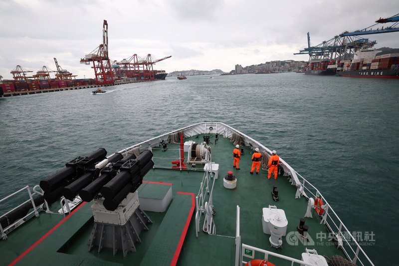 中央社記者12日實地登上海巡署八里艦,隨同出海執行任務,位在艦艏的鎮海火箭彈系統也褪下砲衣。中央社記者張新偉攝 113年12月12日