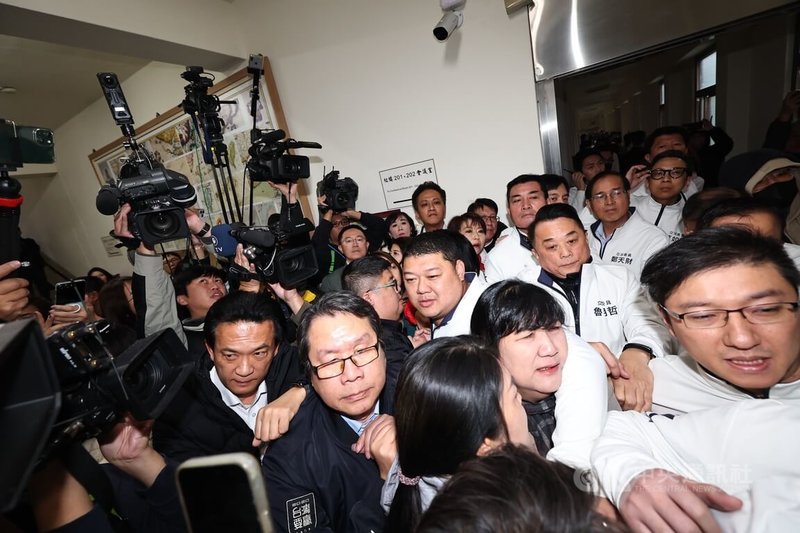 立法院內政委員會16日再度排審攸關調整罷免門檻的選罷法修正草案,國民黨立委將走廊堵成單一出入口,與民進黨立委爆發推擠衝突,現場守候媒體高舉攝影機搶拍。中央社記者翁睿坤攝 113年12月16日