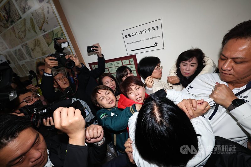 國民黨立委將走廊堵成單一出入口,與民進黨立委爆發推擠拉扯。中央社記者翁睿坤攝 113年12月16日