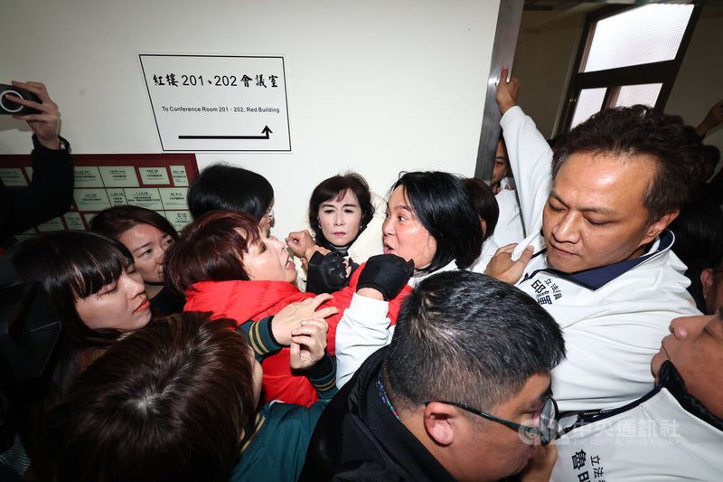 國民黨立委把走廊堵成單一出入口,將民進黨立委及議事人員等擋在門外,國民黨立委陳玉珍(黑手套)與民進黨立委陳亭妃(紅衣)爆發口角衝突。中央社記者翁睿坤攝 113年12月16日