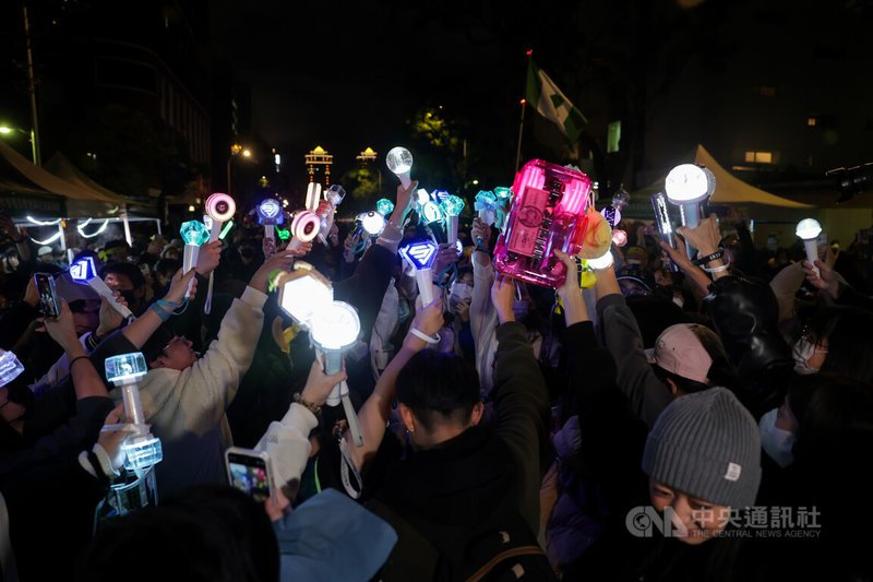 立法院會20日開會,民眾黨立法院黨團、國民黨立法院黨團下午提案延長開會時間,拚財劃法闖關,公民團體動員「冬季青鳥在台北」活動將持續到院會結束,民眾晚間帶手燈到場聲援。中央社記者裴禛攝 113年12月20日
