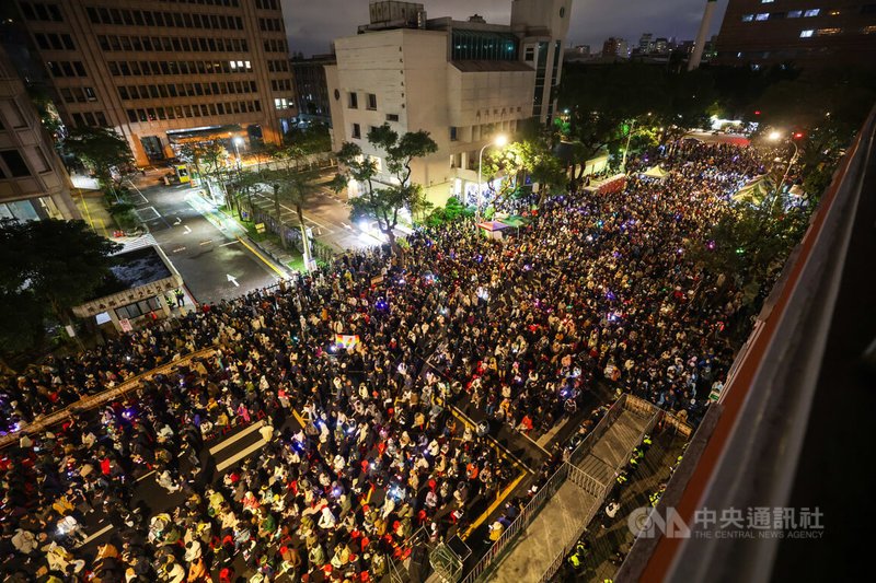 立法院會20日挑燈夜戰審議財劃法修法,公民團體發起的「冬季青鳥在台北」也延續進行,晚間8時許民眾在濟南路舞台前聚集,關心院會開會狀況。中央社記者裴禛攝 113年12月20日