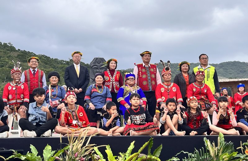 屏東文化觀光新亮點「牡丹社事件館」14日正式開幕,屏東縣長周春米(後左3)、原住民族委員會副主委鍾興華(後左)等人出席。(屏東縣政府文化處提供)中央社記者黃郁菁傳真 113年12月14日