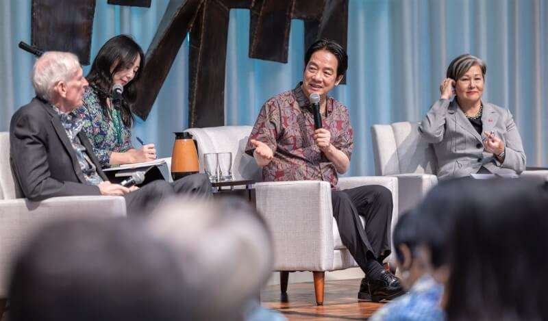 總統賴清德(右2)「繁榮南島.智慧永續」之旅首站過境美國夏威夷,當地時間1日下午出席美國智庫東西中心(EWC)政策座談。(總統府提供)中央社記者翁睿坤檀香山傳真 113年12月2日