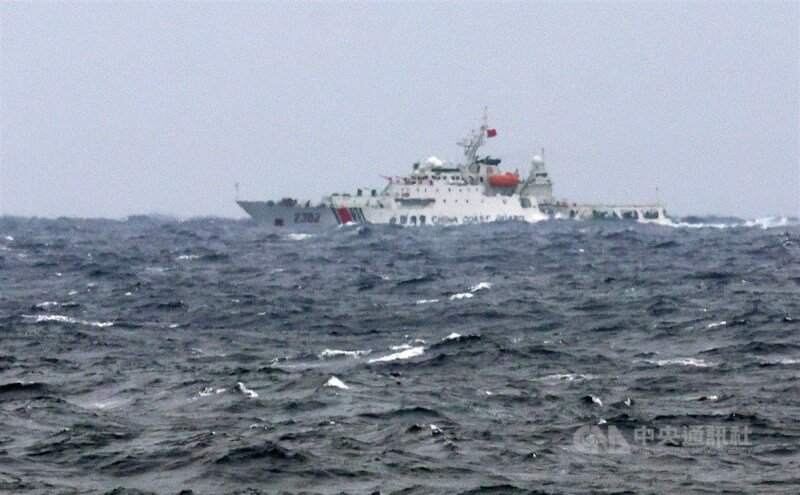 海巡署八里艦12日出海執行任務,直擊中國海警2302(圖)等4船結束台灣東南海域操演,航經花蓮外海。中央社記者張新偉攝 113年12月12日