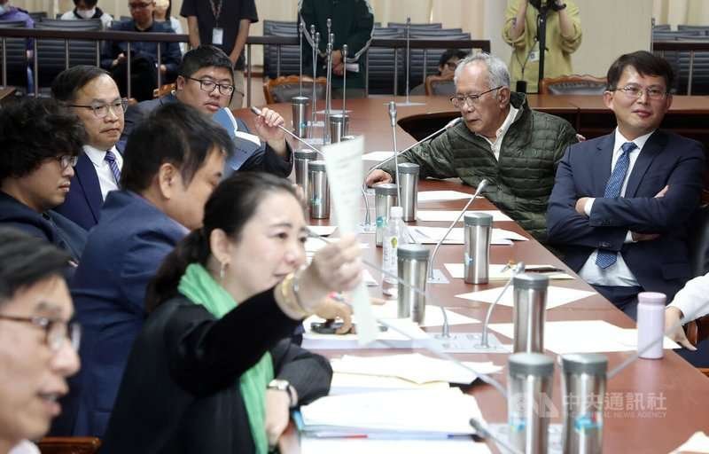 立法院國家發展基金不當投資暨管理失職調查委員會2日下午舉行第1次全體委員會議,民進黨團提案改派王義川(左後2)一案藍綠僵持,經1小時的投票後,民進黨團提案改派王義川援例送議事處處理。開票結果,黃國昌(右1)當選召集委員,至於調查委員會的運作要點草案,另定期處理。中央社記者郭日曉攝 113年12月2日